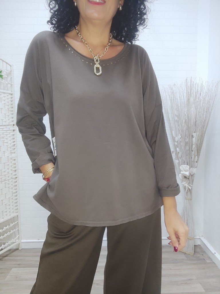 CAMISETA CURVY TACHAS.