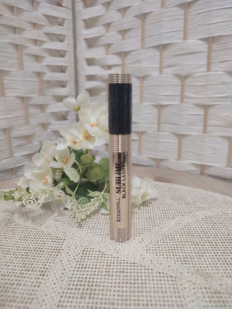 MASCARA PESTAÑAS NEGRA.